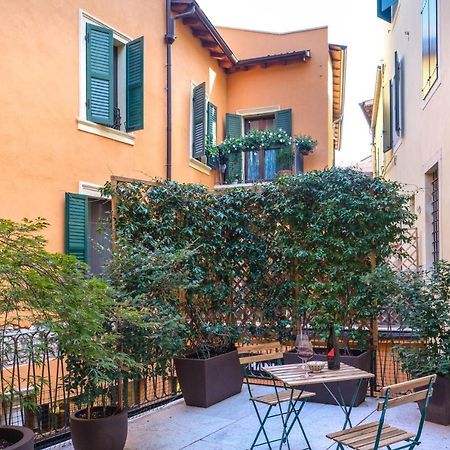 La Terrazza In Centro Apartment เวโรนา ภายนอก รูปภาพ