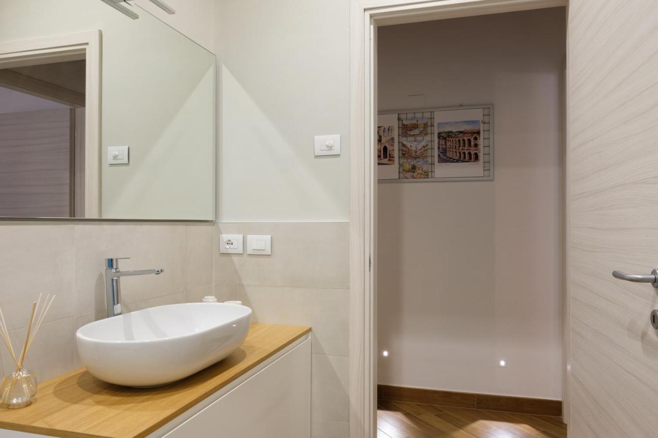 La Terrazza In Centro Apartment เวโรนา ภายนอก รูปภาพ