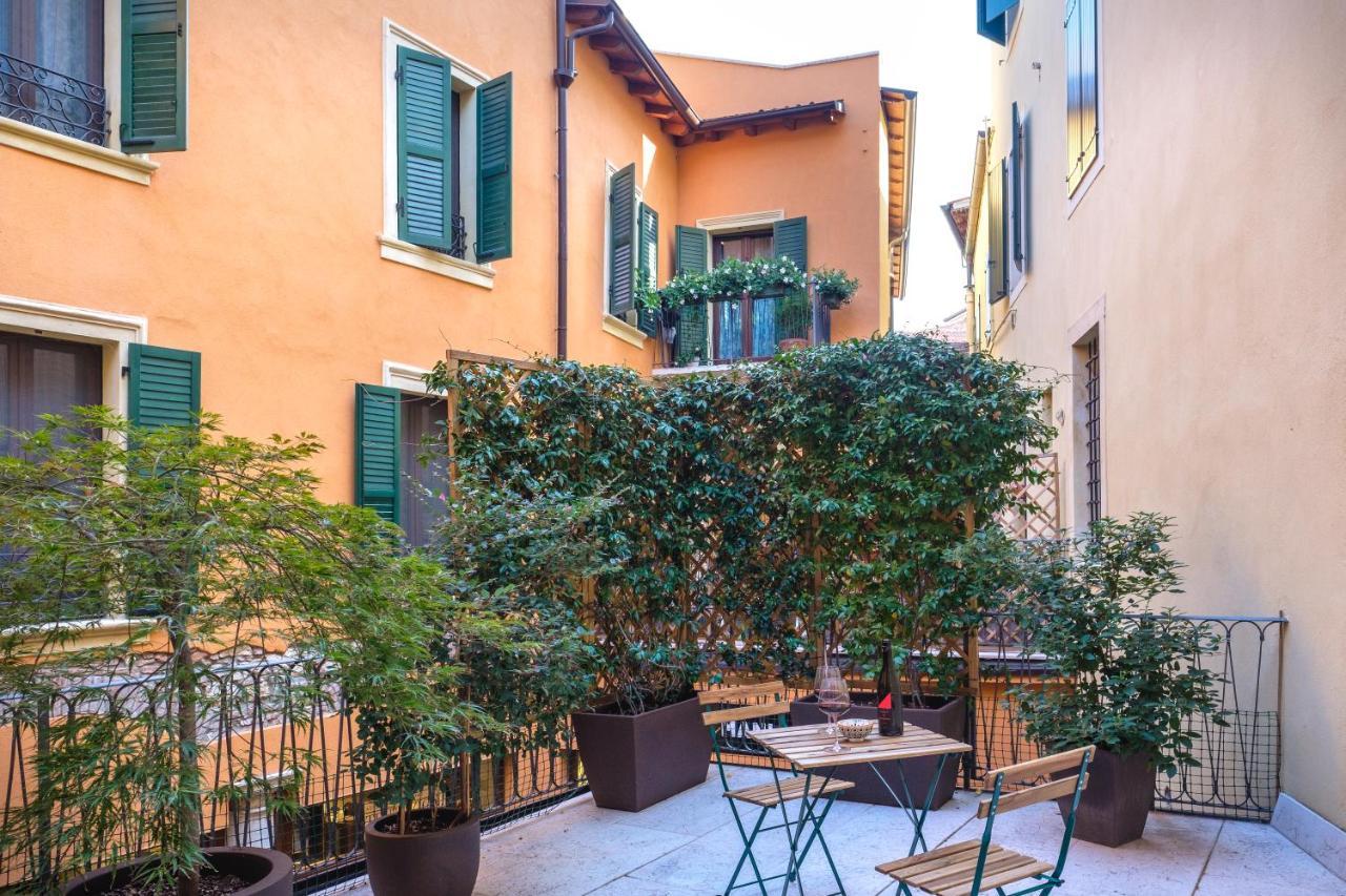 La Terrazza In Centro Apartment เวโรนา ภายนอก รูปภาพ